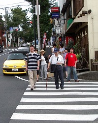 商店街を歩行中のメンバーの写真