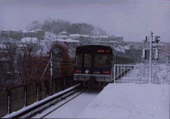 雪の市営地下鉄  小島浩幸撮影 雪景色の中を走る電車の写真